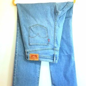 Women's Light Wash Levi Jeans